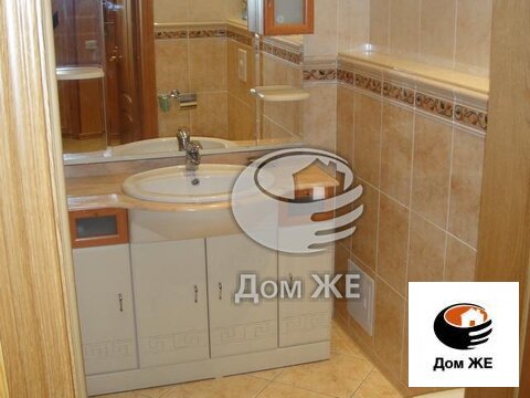 Лот №M5087891. Петрово-Дальнее, Ильинское шоссе, 15 км от МКАД. Трехэтажный кирпичный коттедж. Построен в 2011г. Дом полностью меблирован гарнитурной мебелью, оснащен всей бытовой техникой, кондиционерами. Подключены центральные коммуникации. Газовое...