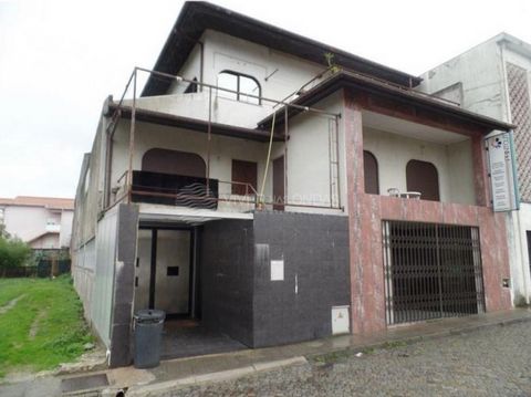 Edificación urbana compuesta por 2 artículos urbanos (Artículos 549 y 1588). El artículo urbanístico 549 corresponde a una vivienda unifamiliar, tipo T3, de una sola planta, situada en una parcela de 508 m². El artículo 1588 corresponde a un edificio...