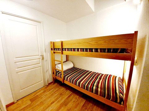 Chalets de Bois Méan property is nicely located in Les Orres 1800 ski resort. Closest skilift is 50 meters away, so is ski school meeting point. Ski slopes and shops are to be found 100 meters away. Access to the steamroom and heated swimming-pool is...