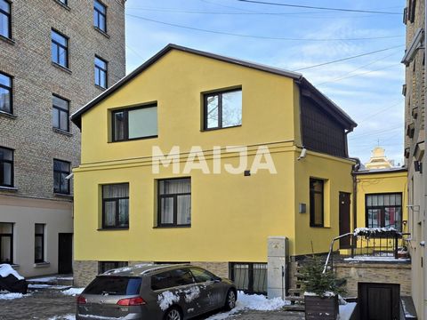 Dieses charmante Einfamilienhaus befindet sich im Herzen von Riga, nur wenige Gehminuten vom Stadtzentrum entfernt. Das Anwesen verfügt über eine großzügige Wohnfläche von 149 Quadratmetern, die sich auf drei Etagen verteilt. Das Haus verfügt über ei...