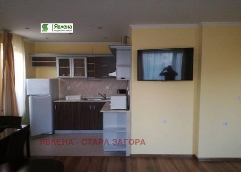 Twee verdiepingen tellende huis in de badplaats Pavel Banya. Er zijn twee aparte ingangen, en op elke verdieping is er een appartement met twee slaapkamers, een woonkamer en een keuken. In de tuin is er een tweede gebouw, waarin er vier kamers bedden...