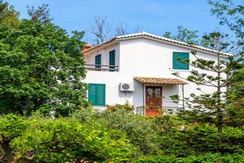 Situada en la serena campiña de Ricadi es esta villa independiente en Calabria, en el tramo de costa más sugestivo, entre Tropea y Capo Vaticano. En un lugar encantador de 3,00 hectáreas de plantas mediterráneas, naranjas, mandarinas, limones, cedros...