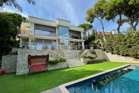 Maison moderne et élégante à vendre dans l\'une des urbanisations les plus exclusives de la ville de Calonge. Magnifique vue sur la mer de la Costa Brava avec ses criques rocheuses et ses pins verts qui créent un environnement unique et méditerranéen...