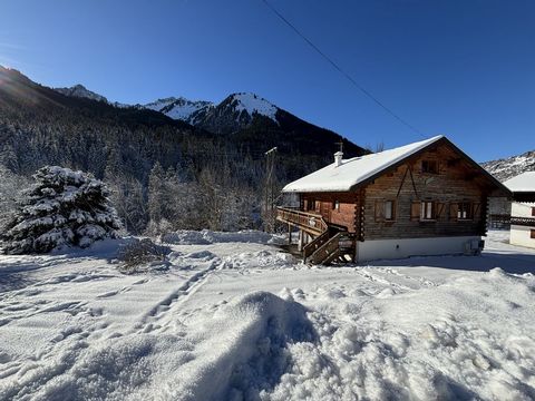 Châtel Immo, uw makelaarskantoor in de Abondance-vallei, presenteert dit chalet met 7 kamers in de wijk Chapelle d'Abondance. Gelegen in de stad Le Nant en op het zuiden, is het bereikbaar met de auto en de bus, met name via een shuttlehalte tegenove...