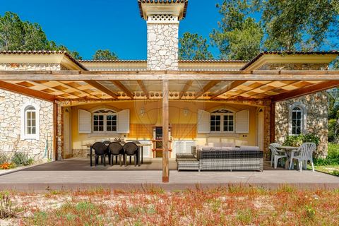 Extraordinária propriedade localizada na Quinta do Picão , umas das zonas mais exclusivas de Azeitão.    Com mais de dez mil metros quadrados de terreno , esta propriedade oferece privacidade, tranquilidade e vista deslumbrante para a Serra da Arrábi...