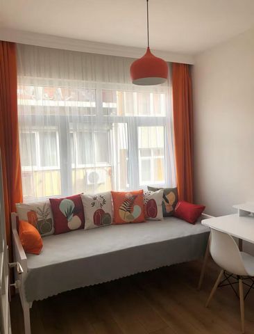Apartamento mobiliado à venda em Fatih em uma localização central O apartamento é composto por dois quartos e uma sala de estar com uma cozinha aberta moderna. O apartamento, que foi recentemente renovado sob a supervisão de um arquiteto, está equipa...