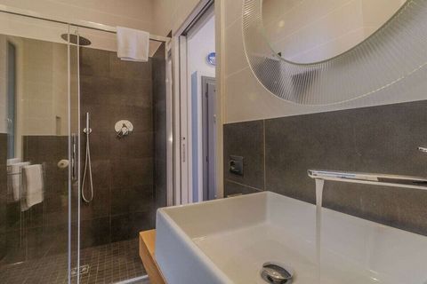 L'appartamento si trova al primo piano di un palazzo storico senza ascensore ed è composto da soggiorno/camera da letto con vista lago. La cucina dispone di un bancone all'americana con sgabelli ed è dotata di lavastoviglie, forno a microonde, bollit...
