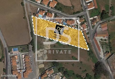 Terreno con grandi caratteristiche e potenzialità per la costruzione di Case a Póvoa da Galega, vicino a Venda do Pinheiro -Mafra: Area e posizione: Il terreno ha una superficie di 7406 m2 e si trova a Póvoa da Galega, l'area circostante è prevalente...