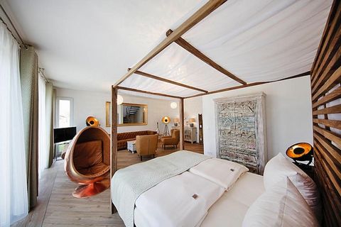 Rezydencja wybudowana w 2016 roku z domami w zabudowie bliźniaczej i apartamentami oraz ekskluzywnymi i ekskluzywnymi meblami na terenie powiązanego hotelu The Lakeside Burghotel w Strausberg. Bardzo przestronne i przyjazne dla alergików pokoje na og...