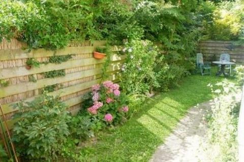 Nieuw in 2017: De eigenaar heeft een nieuwe veranda in de tuin gebouwd. Echt geweldig! Zo kunt u tot laat in de avond genieten van het buitenleven! Woonkamer Woonkamer met digitale tv, dvd, radio, centrale verwarming en kluis. Keuken Open keuken met ...