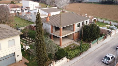 Uma oportunidade única em Llinars del Vallès! Terreno com estrutura de habitação para personalizar Vende-se terreno urbano de 642 m², localizado em Llinars del Vallès (Barcelona). Atualmente, possui uma estrutura habitacional de dois pisos em constru...