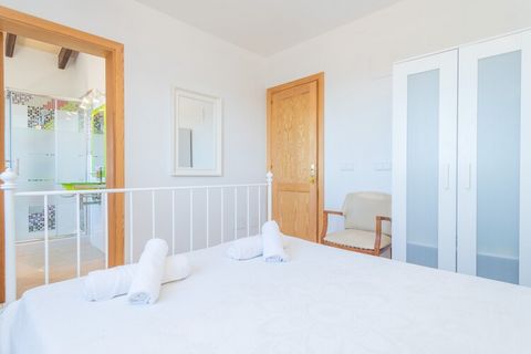 En el exterior de esta bonita finca vamos a poder disfrutar como nunca del maravillosos clima mediterráneo en la isla. La piscina es el elemento principal. De cloro, y con unas medidas de 7x4 metros con una profundidad de 1.2 a 1.5 metros, hará las d...