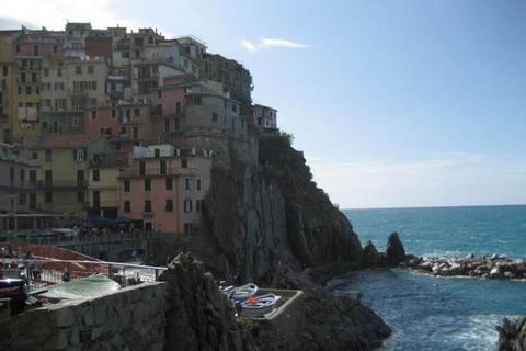 Mi casa se encuentra a Río pequeño pueblo enclavado en el verde valle de Val di Vara, a pocos kilómetros de las Cinque Terre cinco aldeas encaramadas sobre la roca que domina el mar con bahías y playas entre acantilados, mar affrono nn sólo en camino...