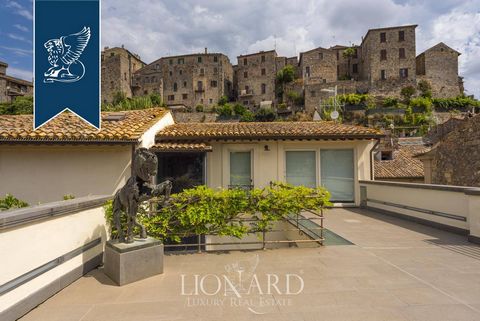 Nel centro del borgo antico di Bolsena, questa prestigiosa residenza d'epoca di alta classe in vendita è capace di coniugare, in un contesto artistico, il fascino di un edificio storico con i confort moderni. Il Palazzo, oggetto di una completa ...