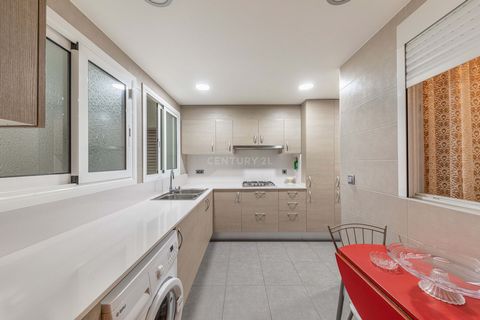 ¡Tu hogar ideal te espera en Montornés del Vallés! Este magnífico piso de 3 habitaciones dobles ofrece todo lo que necesitas para vivir con comodidad y estilo. Características principales: 3 Habitaciones Dobles: Amplias y confortables, perfectas para...