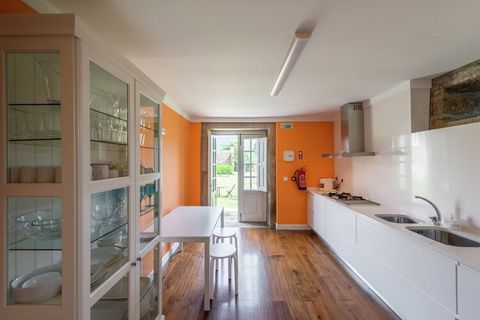 Casa do Tanque ist ein ursprünglich aus Granit gebautes Haus, das vor einigen Jahren geschmackvoll restauriert wurde. Sie betreten das geräumige Wohnzimmer des Hauses durch doppelte Gartentüren. In der Verlängerung des Wohnzimmers befindet sich der l...