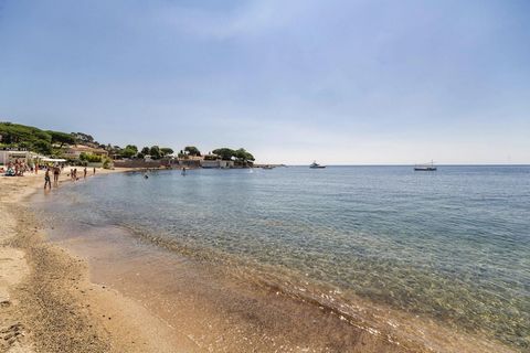 Idylliczna lokalizacja nad zatoką St. Tropez i tylko 100 m od morza! Rezydencja wakacyjna z przyległym centrum talasoterapii to prawdziwa wakacyjna oaza. Otoczony śródziemnomorskim parkiem, architektura kompleksu utrzymana jest w stylu Lazurowego Wyb...