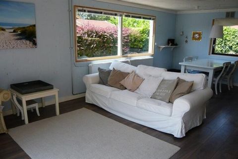 Dit goed onderhouden vrijstaande vakantiehuis biedt een comfortabel verblijf voor maximaal 4 gasten. Het beschikt over twee slaapkamers, een met een tweepersoonsbed en de andere met twee eenpersoonsbedden. Het huis is uitgerust met moderne voorzienin...