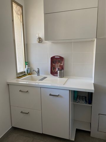 Appartement lumineux et spacieux situé au troisième étage d'une copropriété bien entretenue des années 70, avec ascenseur. Ce bien dispose d'une entrée accueillante menant à une cuisine moderne, équipée et aménagée, ouverte sur un séjour agréable et ...