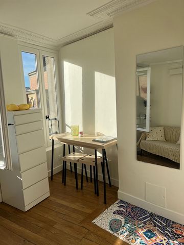 Posez vos valises dans ce charmant appartement niché au cœur de Montmartre, sur la célèbre Place des Abbesses. À seulement quelques pas, découvrez le romantique Mur des Je t’aime, le légendaire Moulin de la Galette, et les ruelles pittoresques qui mè...